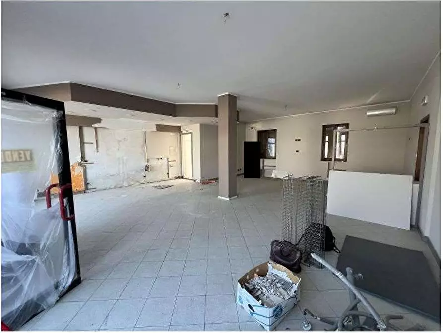 Immagine 3 di Negozio in vendita  in Via magellano 12/E a Negrar di Valpolicella
