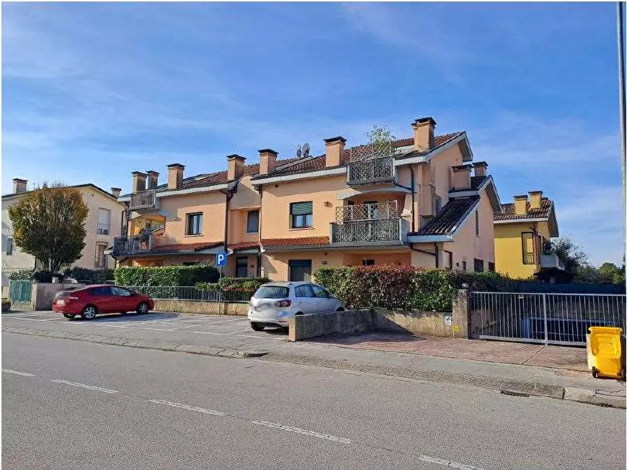 Immagine 3 di Appartamento in vendita  in Via Bortolo Eugenio Fina 103 a Vicenza