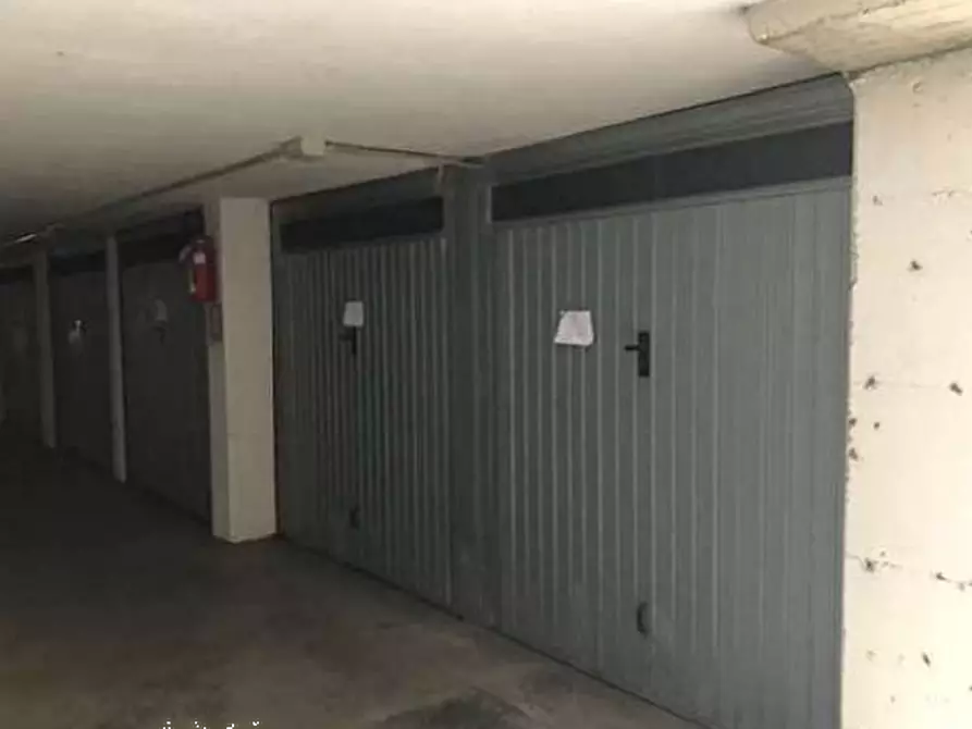 Immagine 1 di Garage in vendita  in Via Gerolamo Lamberti  a Brescia