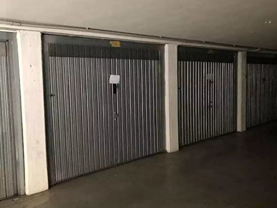 Immagine 1 di Garage in vendita  in Via Gerolamo Lamberti  a Brescia