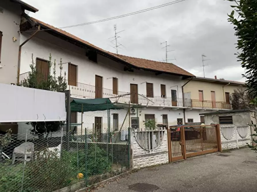 Immagine 1 di Appartamento in vendita  in Via De Amicis a Cairate