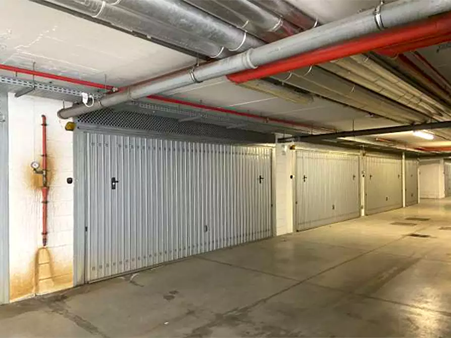 Immagine 1 di Garage in vendita  in Via Francesco Ferrucci a Prato