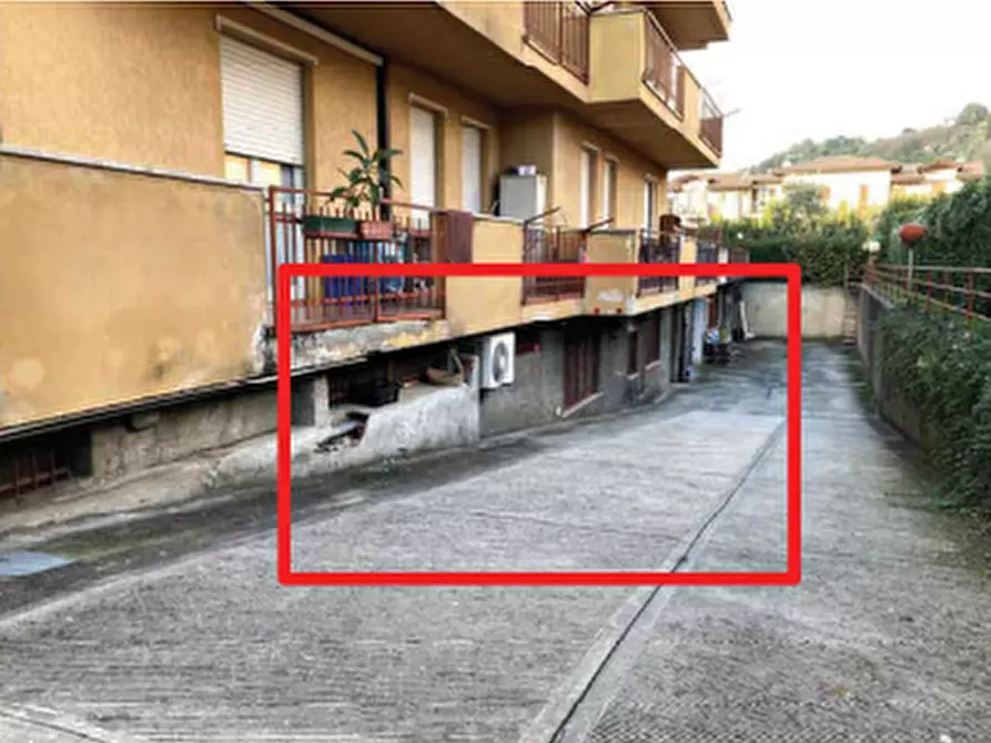 Immagine 1 di Magazzino in vendita  in Via Campolungo a Carobbio Degli Angeli