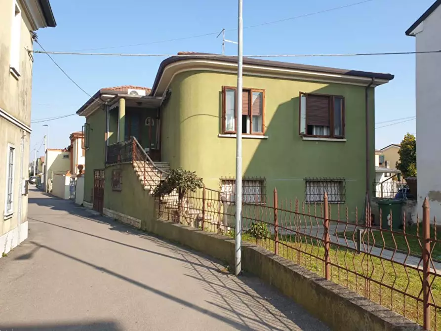 Immagine 1 di Casa indipendente in vendita  in Via Verona a Legnago