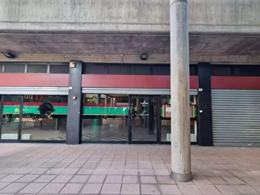 Immagine 1 di Negozio in vendita  in via Gioacchino Rossini  a Legnano