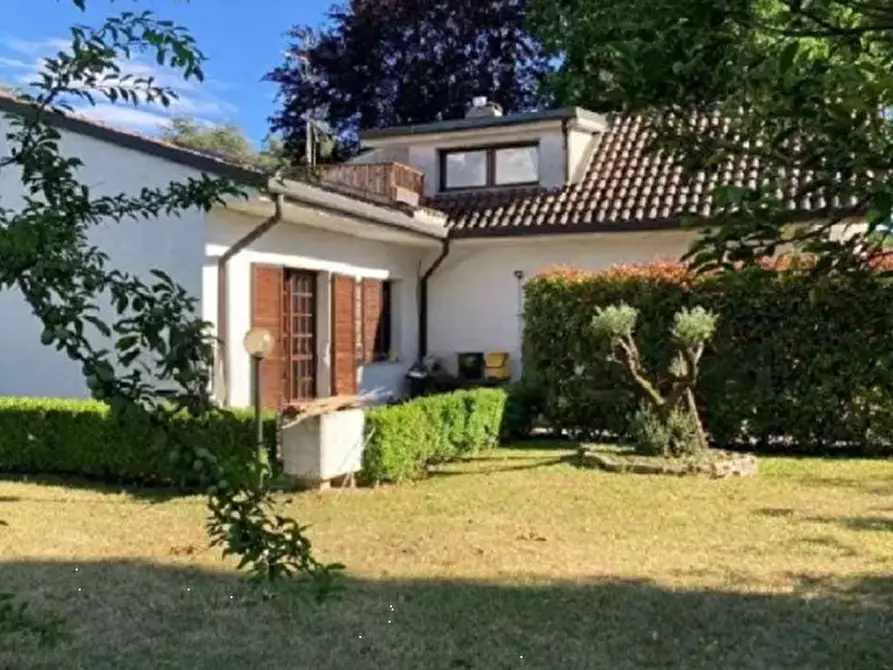 Immagine 1 di Villa in vendita  in Strada Consortile per Roncaccio a Calco