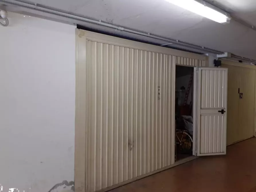 Immagine 1 di Garage in vendita  in Viale Luigi Cilla a Ravenna