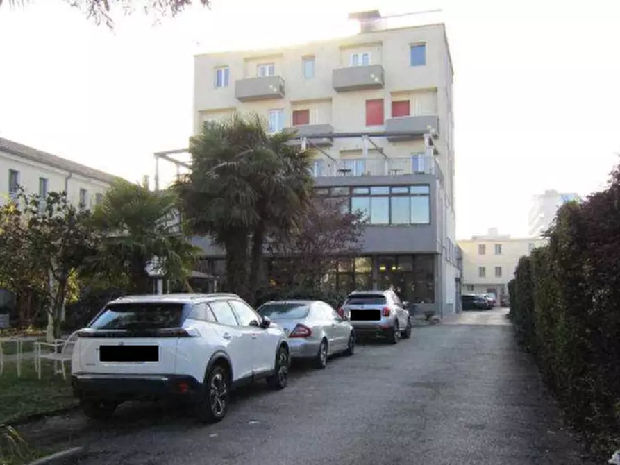 Immagine 1 di Hotel in vendita  in via Valerio Flacco a Abano Terme