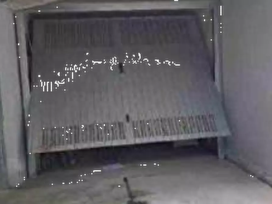 Immagine 1 di Garage in vendita  in Via Edmondo de Amicis a Cerro Maggiore