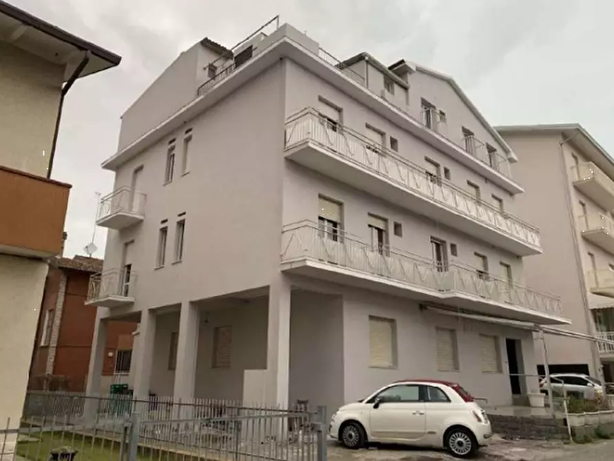 Immagine 1 di Hotel in vendita  in viale Lazzaro Papi a Rimini