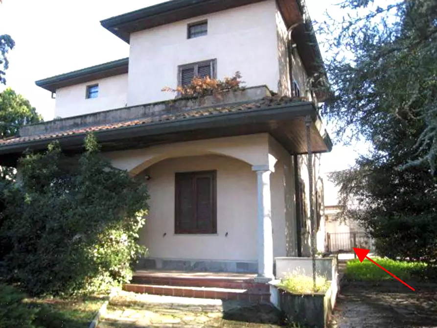 Immagine 1 di Villa in vendita  in Via Roccolo a Gazzada Schianno