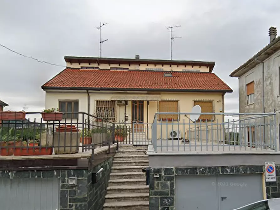 Immagine 1 di Porzione di casa in vendita  in Via G. Deambrogi  a Valenza