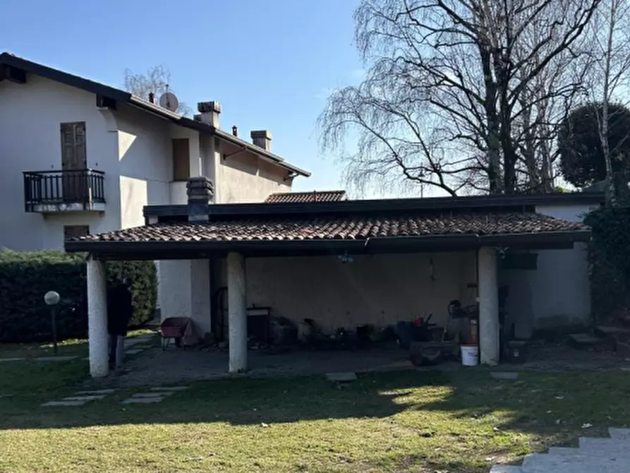 Immagine 1 di Villa in vendita  in Via Giovanni Verga a Erba