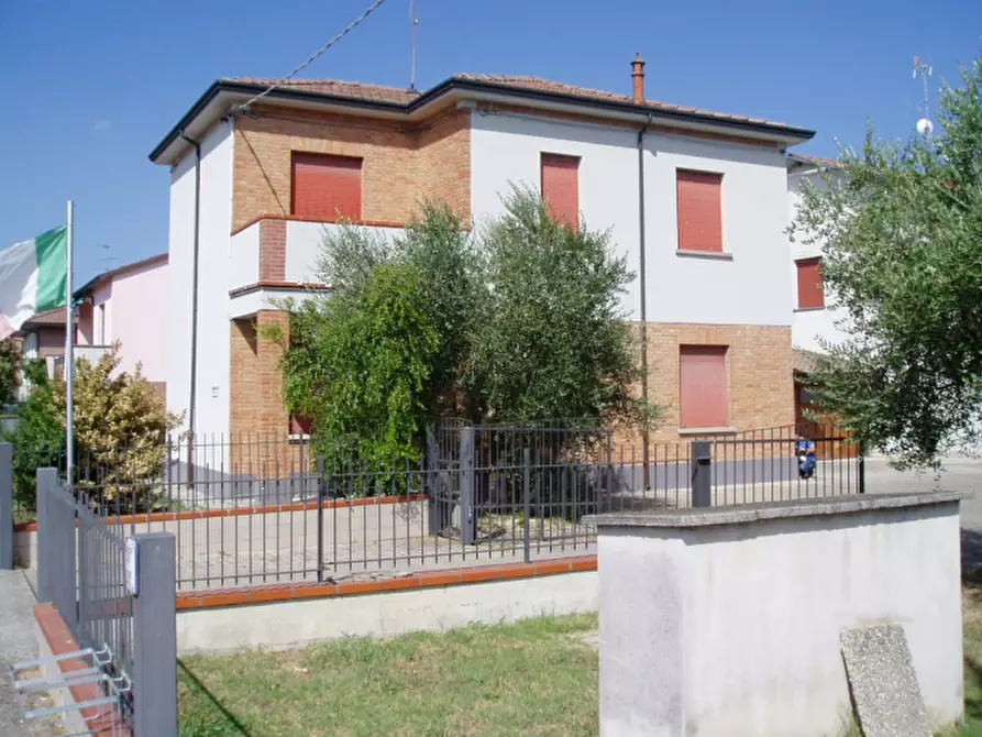 Immagine 1 di Casa indipendente in vendita  in Via Piangipane a Ravenna