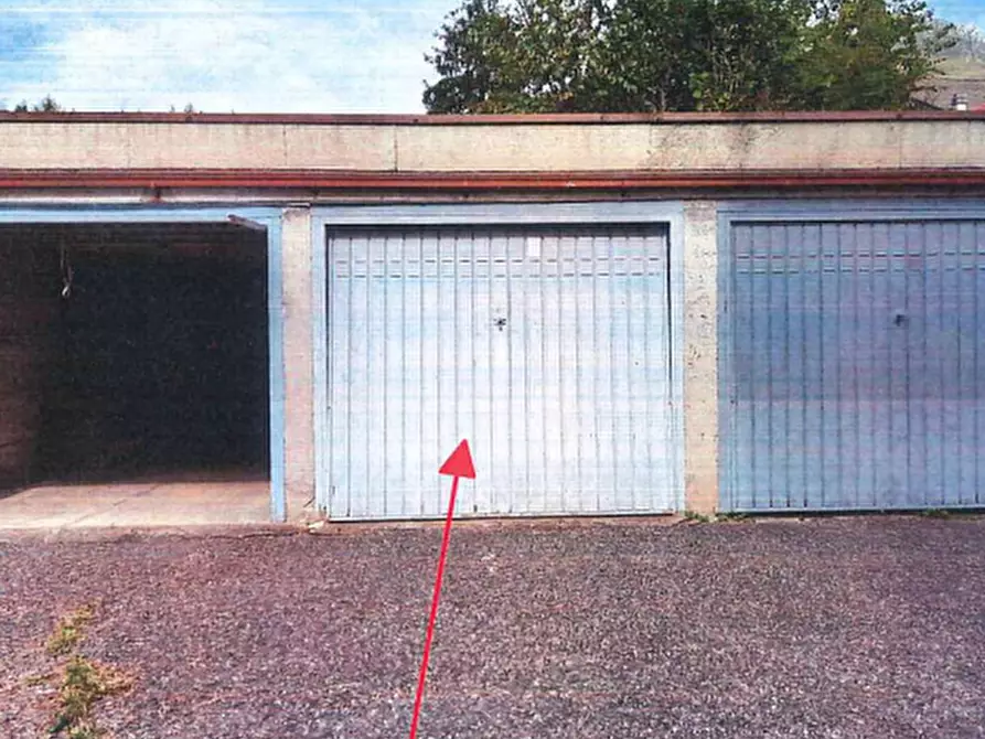 Immagine 1 di Garage in vendita  in via Rocca a Borno