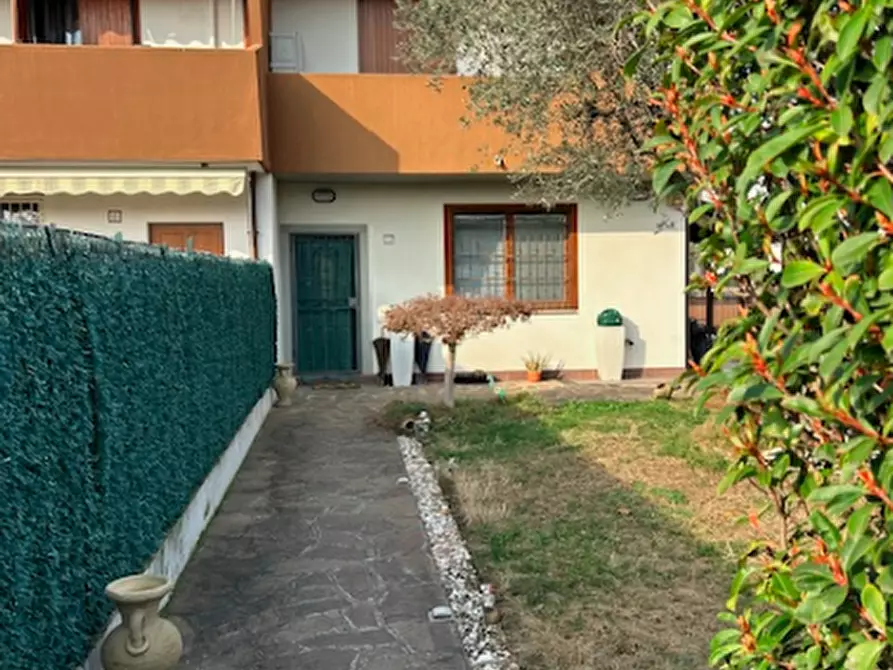 Immagine 1 di Porzione di casa in vendita  in Via Ugo Foscolo a Boltiere