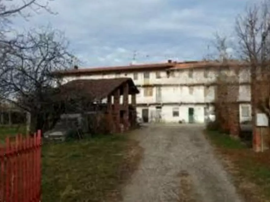 Immagine 1 di Casa indipendente in vendita  in Strada Alzate  a Oleggio