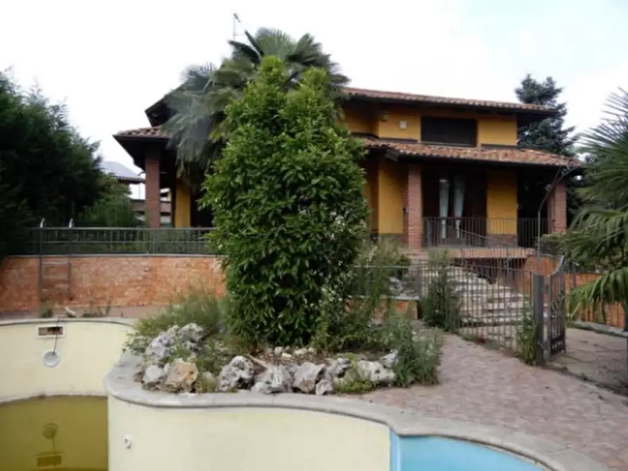 Immagine 1 di Villa in vendita  in Via delle Rose a Borgo Vercelli