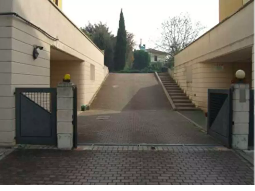 Immagine 1 di Garage in vendita  in Via Moretti a Nervesa Della Battaglia