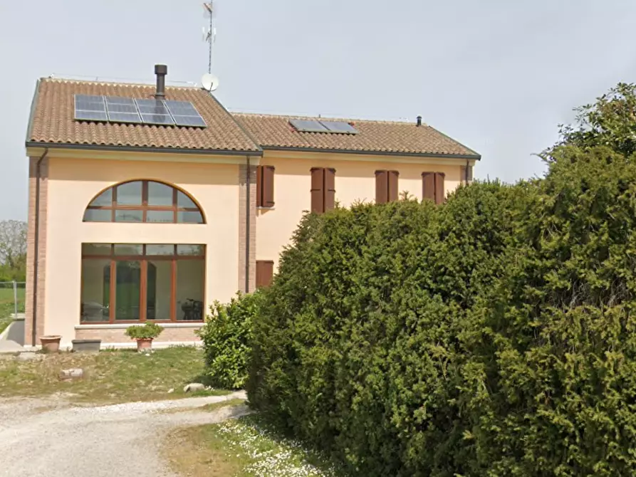 Immagine 1 di Villa in vendita  in Via San Martino Carano a Mirandola