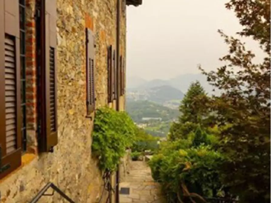 Immagine 1 di Casa bifamiliare in vendita  in Via Santi Cosma e Damiano a Borgaro Torinese