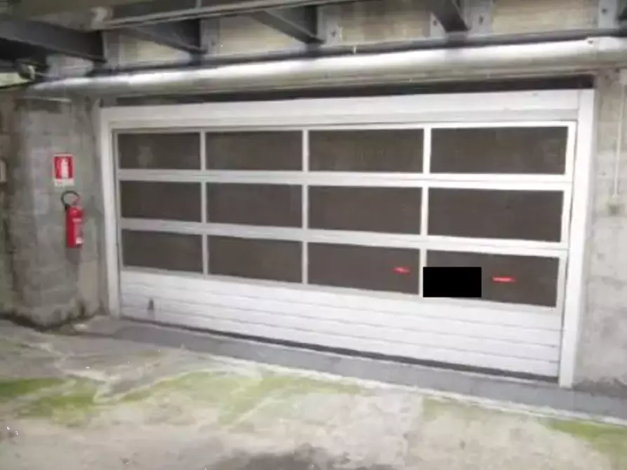 Immagine 1 di Garage in vendita  in Via Torriani a Como