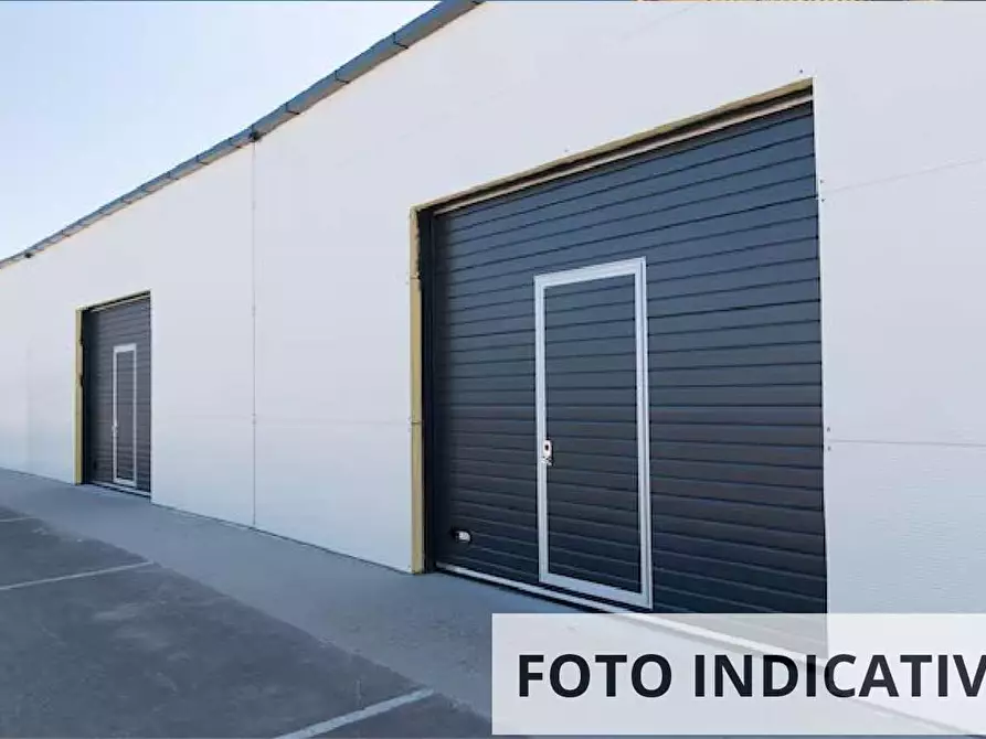 Immagine 1 di Garage in vendita  in Via Udine a Verona