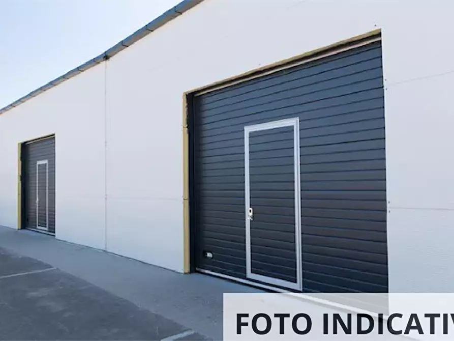 Immagine 1 di Garage in vendita  in Via Udine a Verona