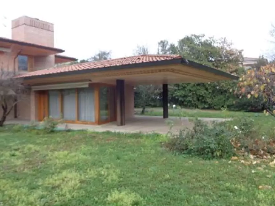 Immagine 1 di Villa in vendita  in Via Alcide De Gasperi a Montebelluna