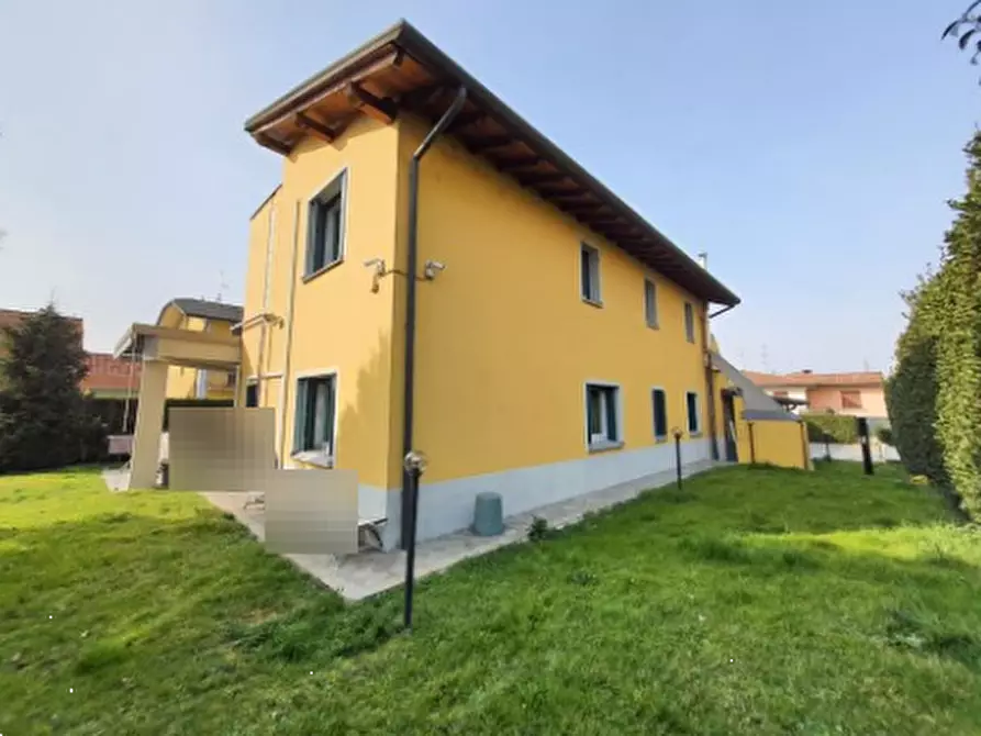 Immagine 1 di Villa in vendita  in Via Frà Bellino Crotti  a Romano Di Lombardia