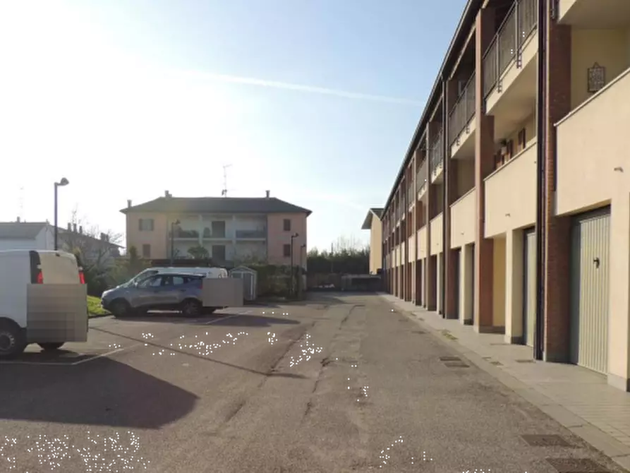 Immagine 1 di Posto auto in vendita  in Via Leonardo da Vinci a Vernate