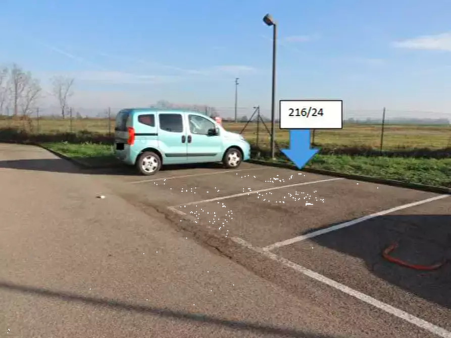 Immagine 1 di Posto auto in vendita  in Via Leonardo da Vinci a Vernate