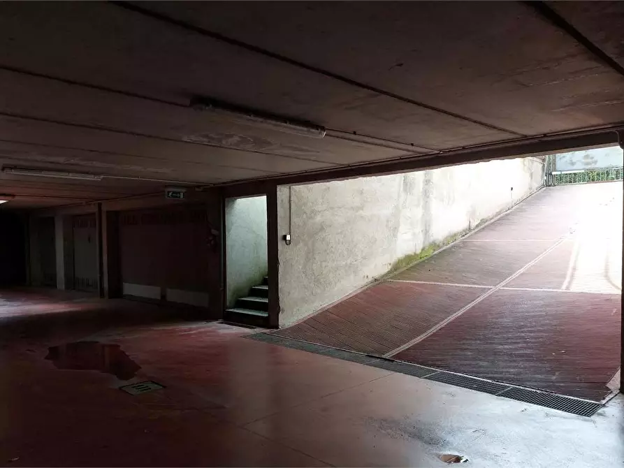 Immagine 1 di Garage in vendita  in Via Giovanni Corti a Erba