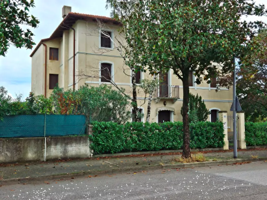 Immagine 1 di Villa in vendita  in Via della Stazione a Codroipo