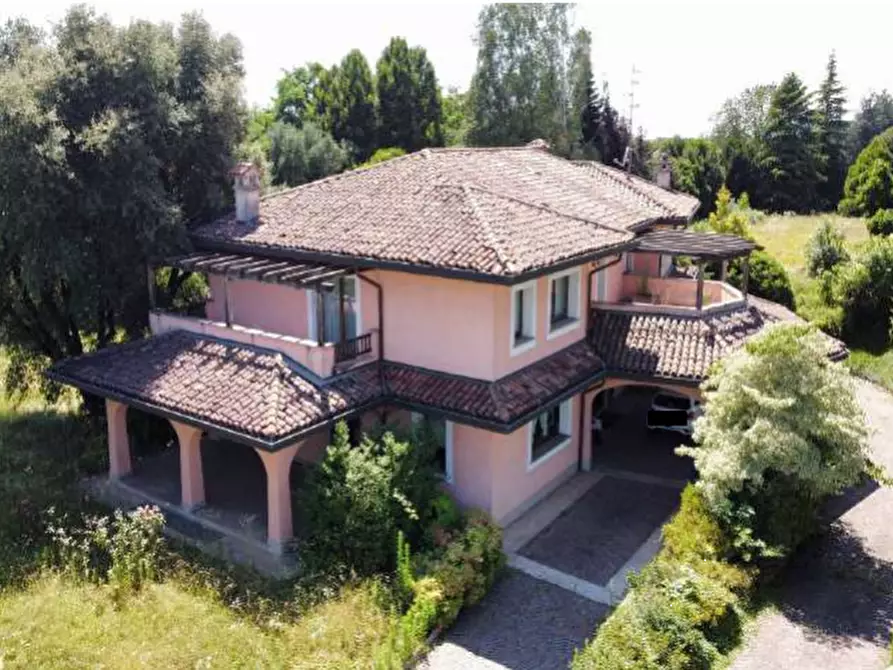 Immagine 1 di Villa in vendita  in Via delle Rimembranze a Lomazzo
