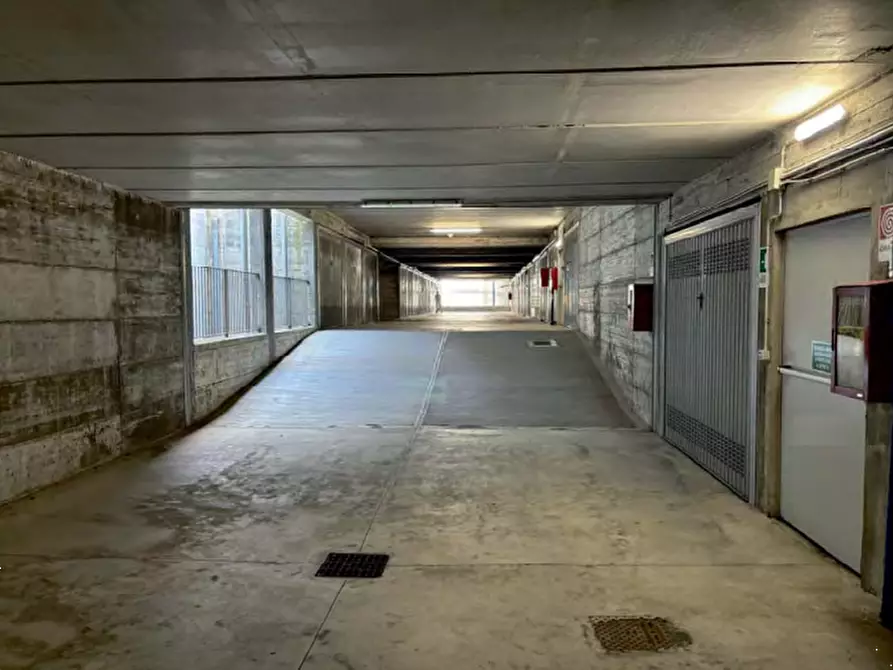 Immagine 2 di Garage in vendita  in Via Giacinto Giordano  a Chieri