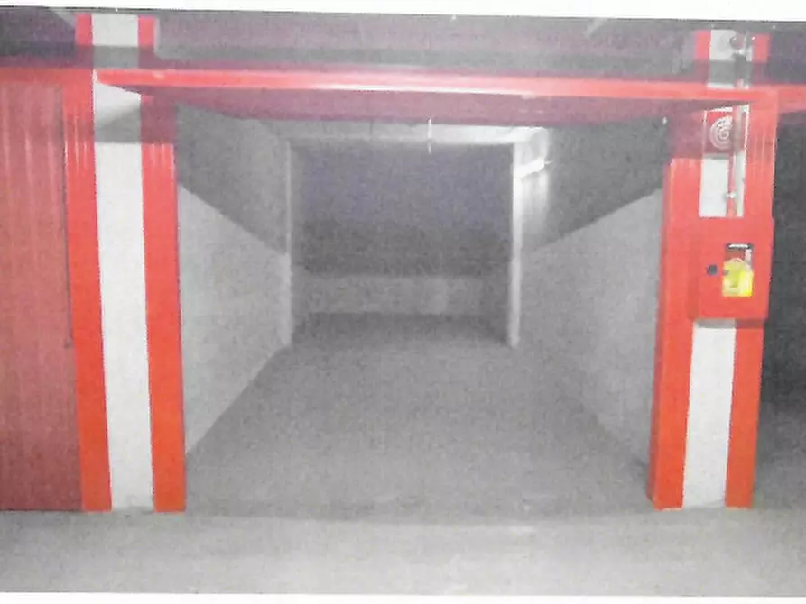 Immagine 2 di Garage in vendita  in Via Carlo Imbonati a Milano