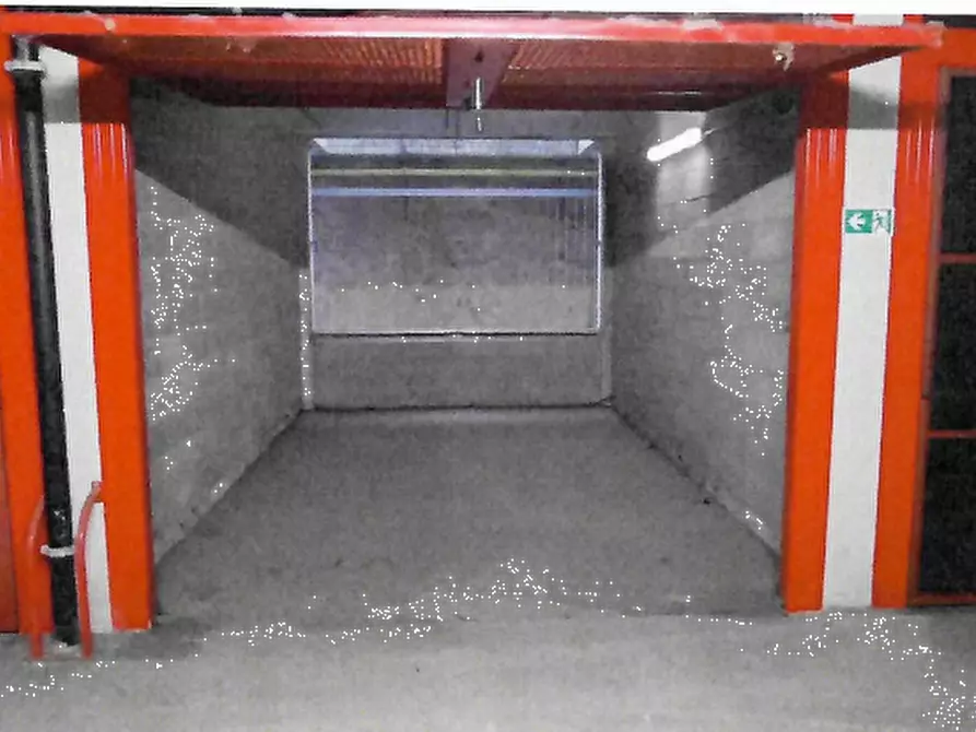 Immagine 1 di Garage in vendita  in Via Carlo Imbonati a Milano