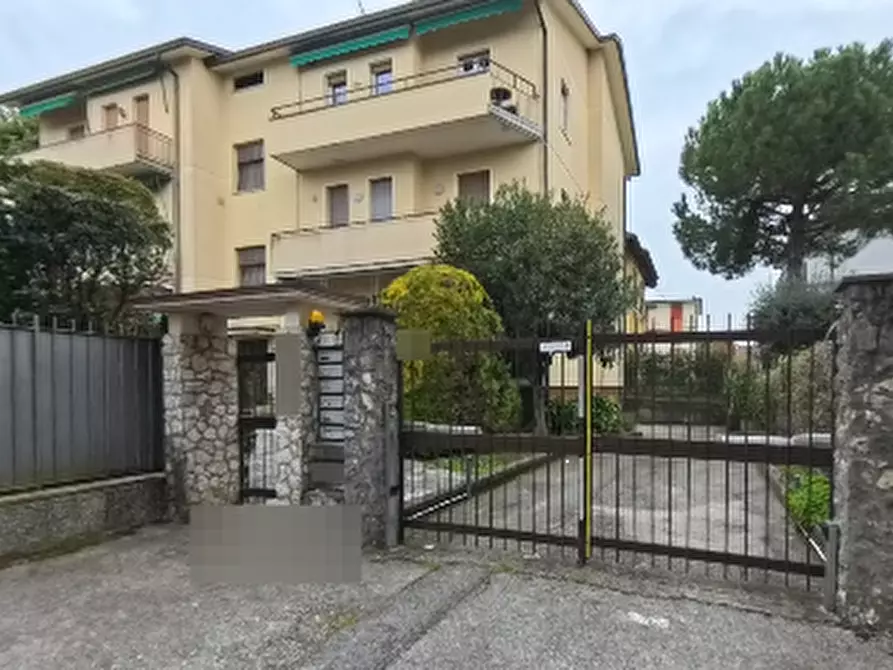 Immagine 2 di Appartamento in vendita  in Via Bertanza a Desenzano Del Garda