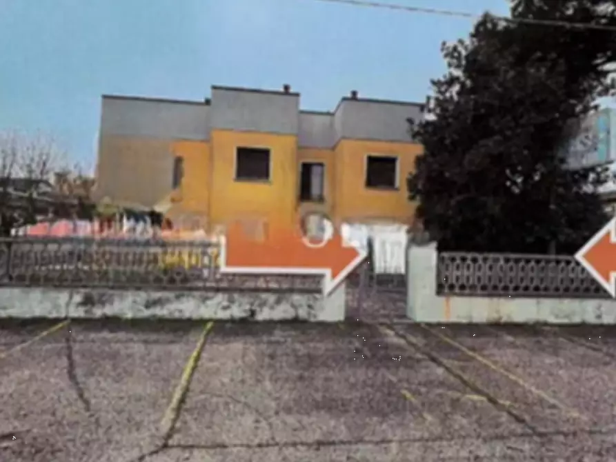 Immagine 1 di Negozio in vendita  in Via del lavoro a Copparo