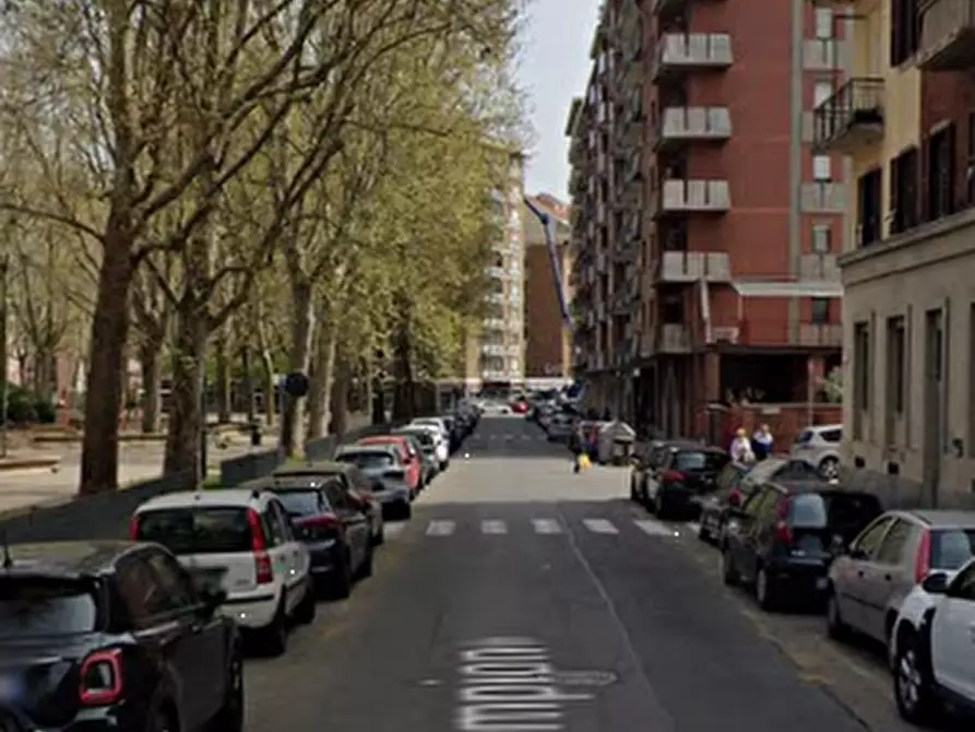 Immagine 2 di Garage in vendita  in Largo Sempione a Torino