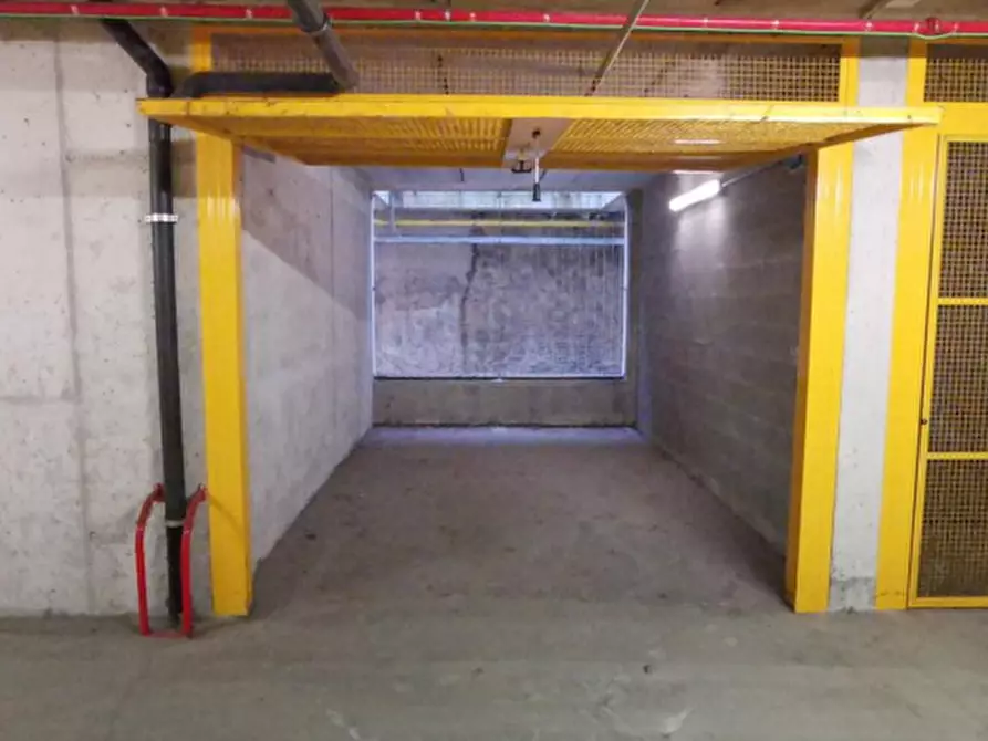 Immagine 1 di Garage in vendita  in Via Carlo Imbonati a Milano
