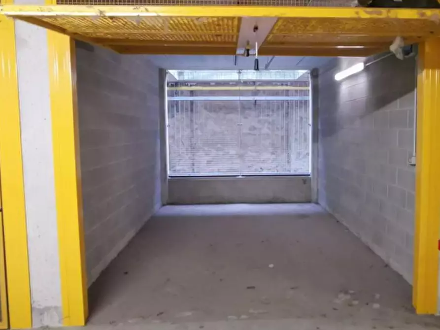 Immagine 2 di Garage in vendita  in Via Carlo Imbonati a Milano