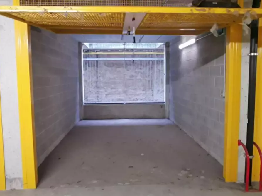 Immagine 4 di Garage in vendita  in Via Carlo Imbonati a Milano