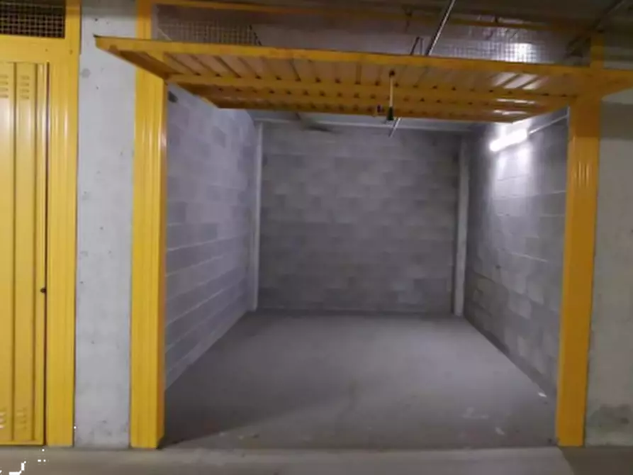 Immagine 1 di Garage in vendita  in Via Carlo Imbonati a Milano