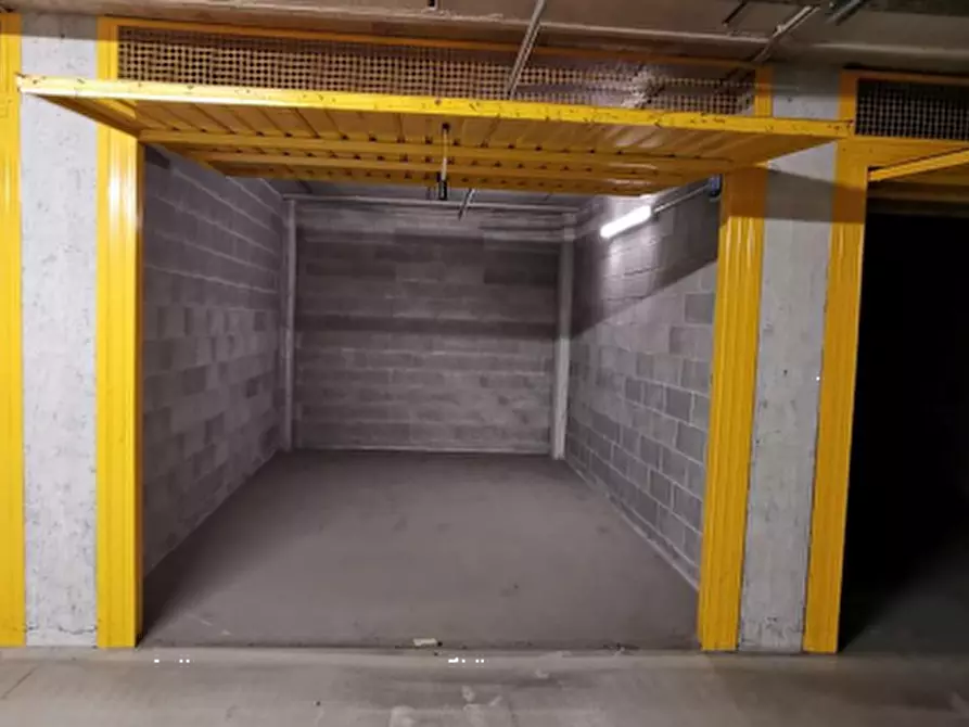 Immagine 2 di Garage in vendita  in Via Carlo Imbonati a Milano