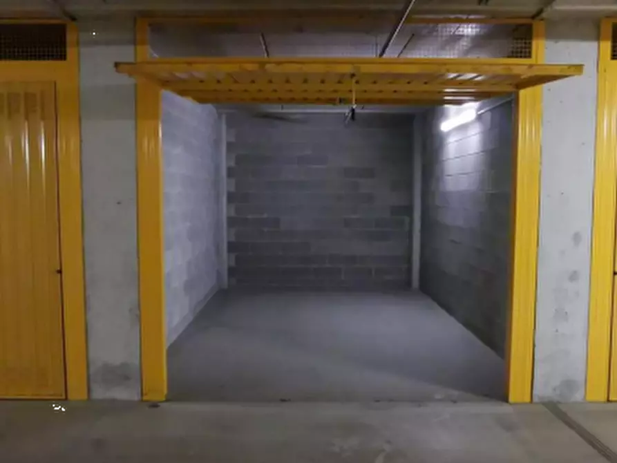 Immagine 4 di Garage in vendita  in Via Carlo Imbonati a Milano
