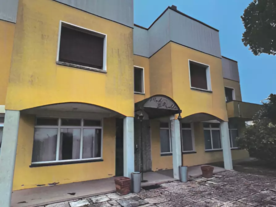 Immagine 1 di Negozio in vendita  in Via del lavoro a Copparo