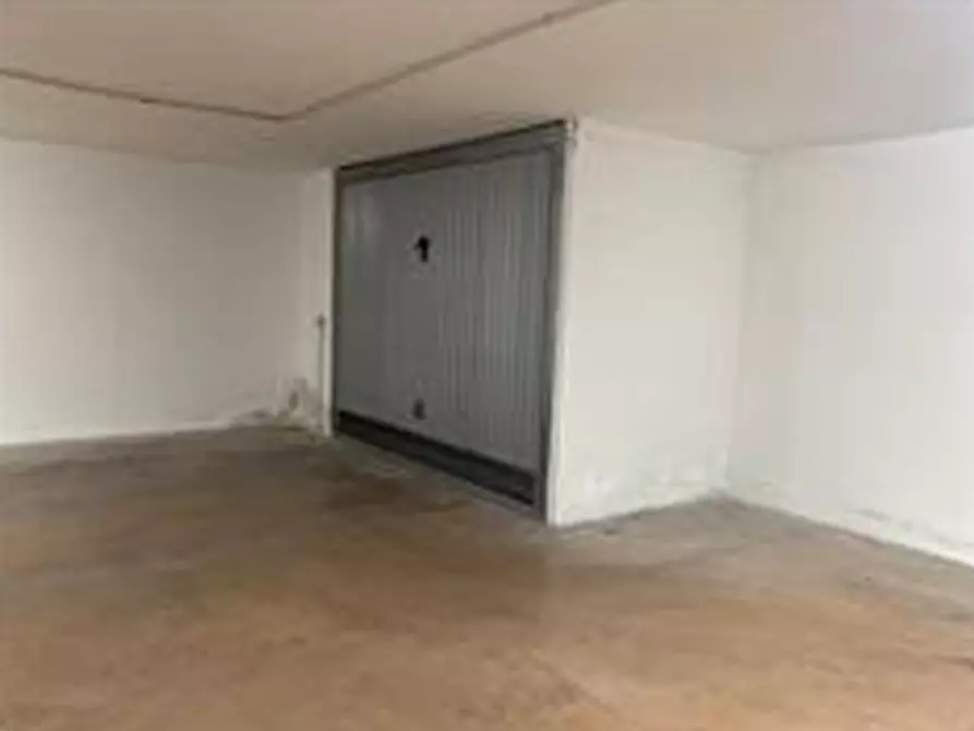 Immagine 1 di Garage in vendita  in Viale XXV Aprile a Fermo