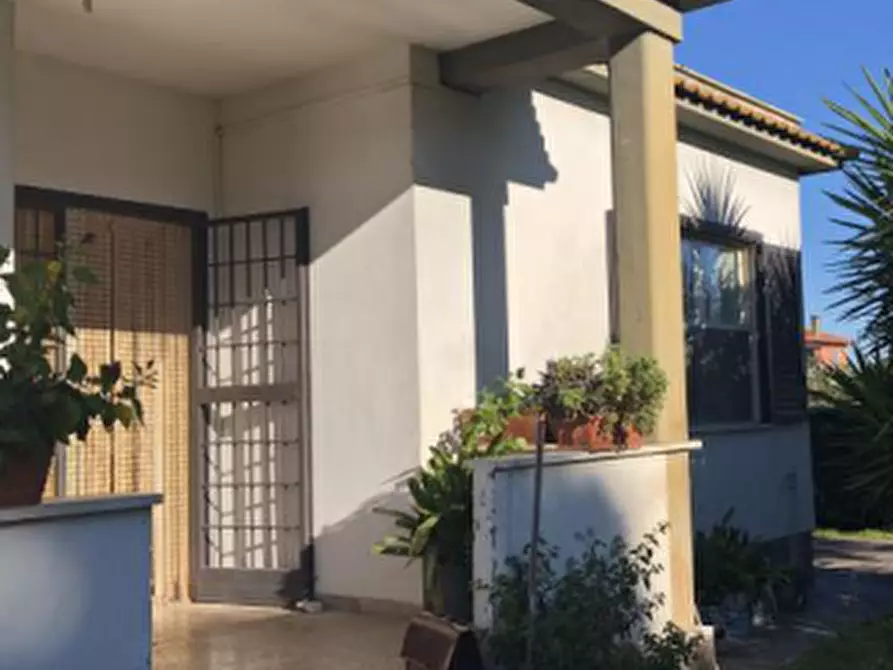 Immagine 3 di Villa in vendita  in Viale Maria  a Fiumicino
